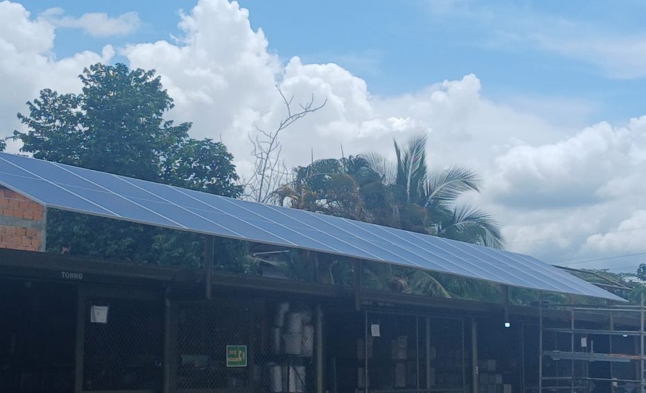 Sistema solar sobre cubierta industrial