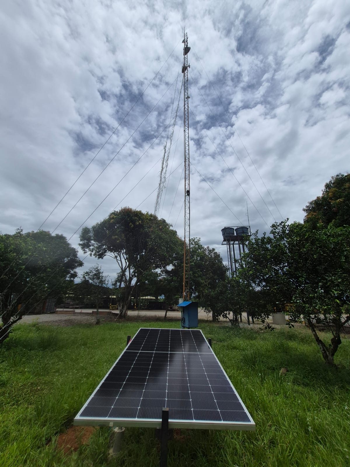 Sistema solar junto a torre de comunicaciones