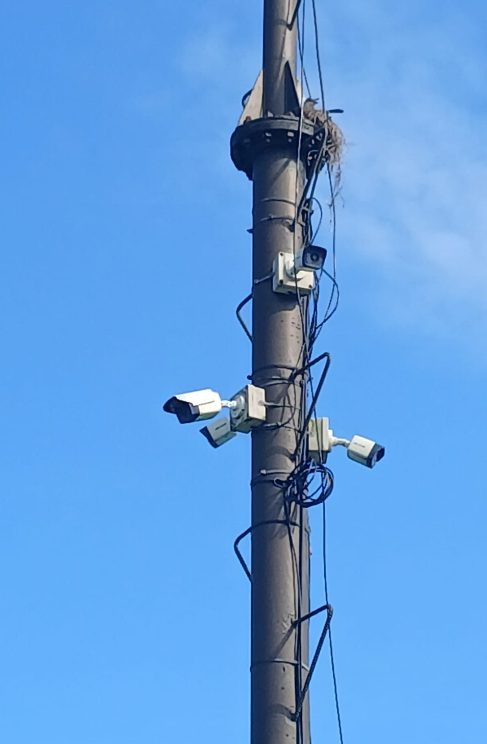 Cámaras y cableado organizado en mástil