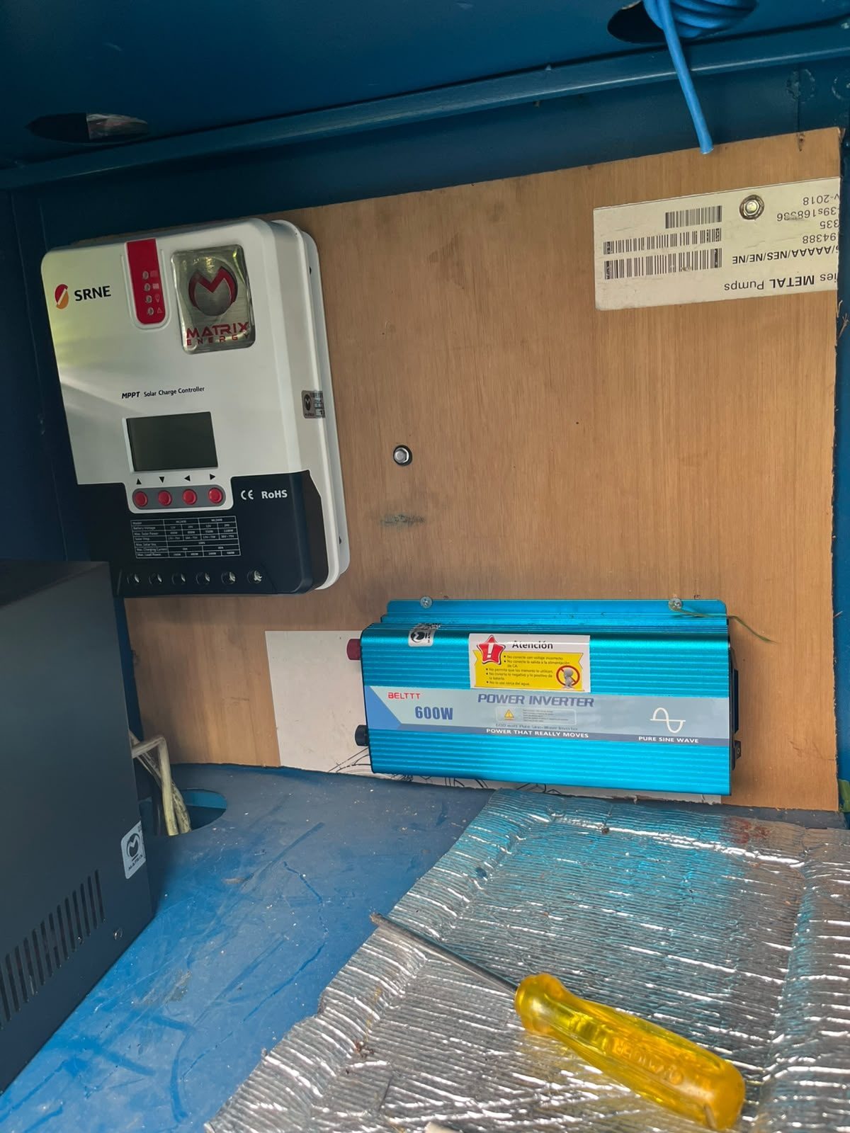 Controlador MPPT e inversor en gabinete de campo