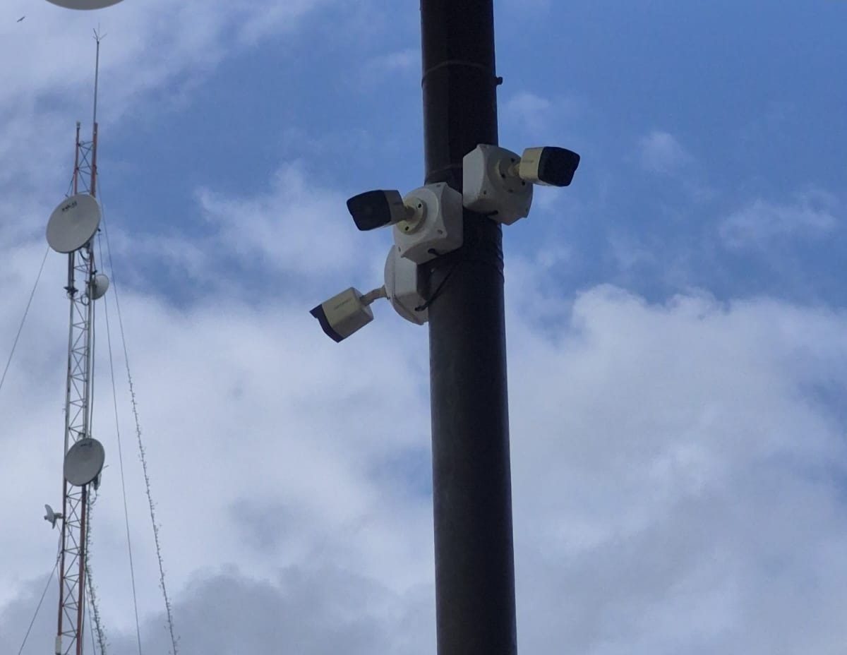 Cámaras IP junto a torre de comunicaciones