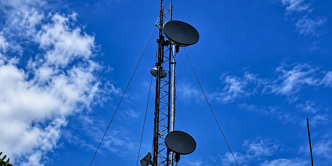 Torre de telecomunicaciones con radioenlaces de última milla